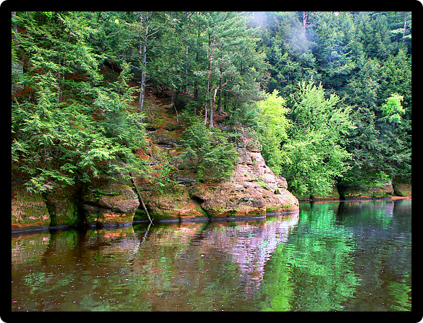 Rocky cliffs and vegetation in the Wisconsin Dells.