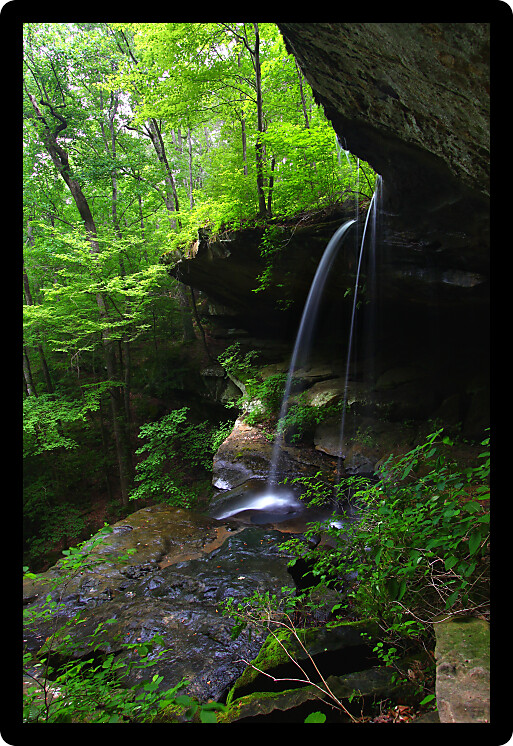 Waterfall of majestic height flows smoothly into a canyon of northern Alabama.